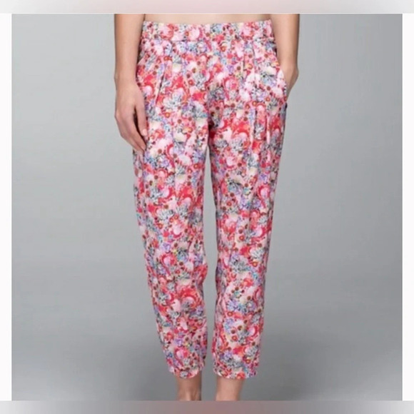 Lululemon Joggers 6 Floral Flowabunga Rolling with my Omies Pants Athletic - Picture 1 of 5